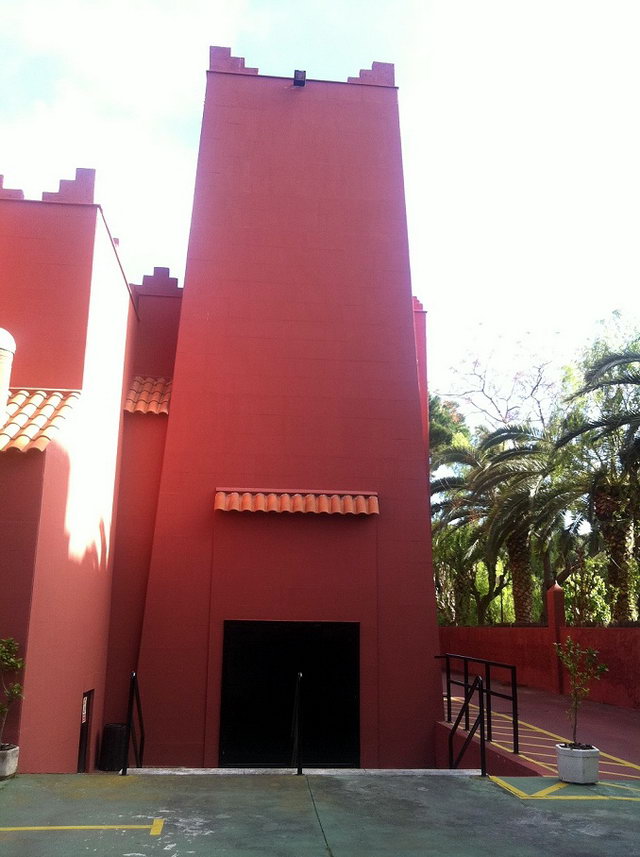 Imagen exterior de la parte posterior de la discoteca 'Sala Marrakech' de Gav� Mar (1 de Mayo de 2012)